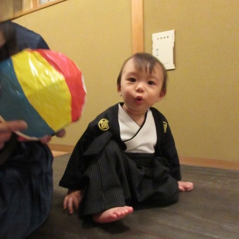 *
「袴（はかま）姿の君」
朝晩の冷え込みが増してきました…
皆さま、おかわりございませんか…
朝から小鳥のさえずりがにぎやかです！

さて、婚礼撮影の合間に可愛らしい男の子の写真を撮らせていただきました。
おばあちゃまやご親戚の方々とご一緒に、婚礼姿のパパとママをお待ちです。

ご親族皆々様、末永くお幸せに…
（写真はご両親様のご承諾を頂いております）
…楽水園より

#楽水園
#rakusuien
#福岡観光
#日本庭園
#JapaneseGarden
#茶室
#都会のオアシス
#博多
#住吉