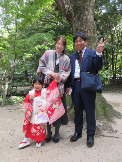 *
「七五三詣り」
庭園の紅葉（こうよう）はまだまだですが、ツワブキの花が咲き始め、
ハクサンボクの赤い実もふくらんで、わずかに秋の風情が感じられるようになりました。
皆さま、三連休は楽しまれましたか…

さて、本日は福岡市からお越しのご家族様が、七五三詣りの為、ご来園になりました。
おじいちゃま、おばあちゃまは、久しぶりにお会いになったそうです…
お孫様の健やかなる成長をお祈りいたします…
皆さま、おめでとうございます‼
（写真はご本人、親族様の承諾を得ております）

…楽水園より

#楽水園
#rakusuien
#福岡観光
#日本庭園
#JapaneseGarden
#茶室
#都会のオアシス
#博多
#住吉