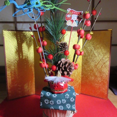 *
「謹賀新年」
新しい年を迎えました。
おめでとうございます。

皆さま、どんなお正月をお過ごしでしょうか…
旧年中は沢山のご来園ありがとうございました。
本年もよろしくお願いいたします。

うま年は「明るく、情熱的で、行動が実を結びやすい年」として、縁起の良い干支とされています。
皆さまの一年が良い年となりますように。
スタッフ一同、皆さまのご来園をお待ちしております。

…楽水園より
#楽水園
#rakusuien
#福岡観光
#日本庭園
#JapaneseGarden
#茶室
#都会のオアシス
#博多
#住吉