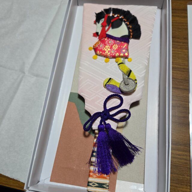 *
「くる年のご多幸、ご健康を願って」
恒例の羽子板作り教室が、少し冷え込みが強くなった
12月13日(土)に開催されました。
その寒さもものともせず、講師の藤井先生のきめ細やかなご指導の下、
熱心に取り組むこと約1時間、それぞれの羽子板が完成!
でき上がった羽子板を嬉しそうに手に取って眺めている
姿が印象的でした。
毎年楽しみにしながら、定員が少なく申込者が多いため
参加ができない方が多いこの教室ですが、来年も開催予定です。
次の参加をお待ちしております。
…楽水園より
#楽水園
#rakusuien
#福岡観光
#日本庭園
#JapaneseGarden
#茶室
#都会のオアシス
#博多
#住吉