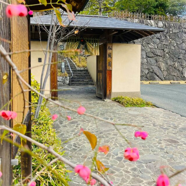 ～謹賀新年～

新春の清々しい空気の中、今年は開園初日に初雪が舞い、とても素敵な風景が広がりました。
この季節ならではの庭園をゆっくりと感じていただければ幸いです。
本年もどうぞよろしくお願いいたします。
皆さまのお越しをこころよりお待ちしております。
#日本庭園
#観光
#おすすめ
#お抹茶
#茶室 
#松風園 
#福岡市
#旅の思い出
#喫茶
#茶道 
#穴場スポット 
#癒しの時間