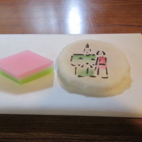 ＊
「親子茶道体験教室」
春うららかな日、皆さまおかわりございませんか…
さて、3月8日（日）は親子茶道体験教室を開催しました。

本日のテーマはひなまつり…
お軸は「桃花千歳春」（とうかせんざいのはる）…春の訪れを告げる禅語
茶花はシラタマツバキと桃の花

皆さま、緊張感ある雰囲気の中、お一人ずつ凛として床の間拝見などご体験され、お菓子とお抹茶を楽しまれました。
いかがでしたでしょうか…

初めてでしたが、体験出来てよかった。
茶道の作法が知れて良かった、楽しかったです等のご感想をいただきました。

また機会がありましたら、茶道にふれてくださいね。
皆さま、ご参加ありがとうございました…

…楽水園より

#楽水園
#rakusuien
#福岡観光
#日本庭園
#JapaneseGarden
#茶室
#都会のオアシス
#博多
#住吉